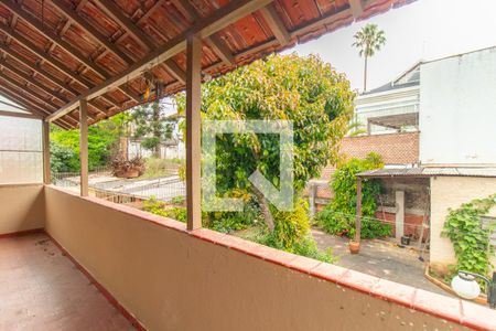 Casa à venda com 240m², 4 quartos e 5 vagas Casa à venda com 240m², 4 quartos e 5 vagasVaranda