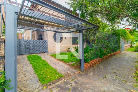 Casa à venda com 240m², 4 quartos e 5 vagas Casa à venda com 240m², 4 quartos e 5 vagasFachada