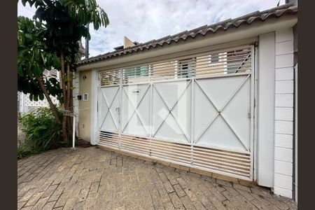 Casa à venda com 190m², 4 quartos e 4 vagas Casa à venda com 190m², 4 quartos e 4 vagasFachada