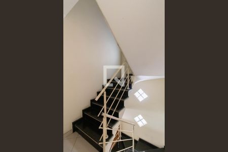 Casa à venda com 190m², 4 quartos e 4 vagas Casa à venda com 190m², 4 quartos e 4 vagasEscada