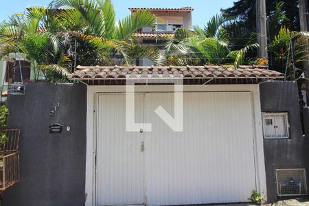 Casa à venda com 200m², 3 quartos e 3 vagas Casa à venda com 200m², 3 quartos e 3 vagasFachada