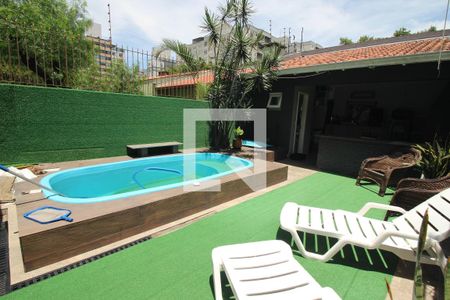 Casa à venda com 200m², 3 quartos e 3 vagas Casa à venda com 200m², 3 quartos e 3 vagasPiscina