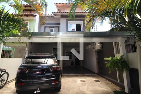 Casa à venda com 200m², 3 quartos e 3 vagas Casa à venda com 200m², 3 quartos e 3 vagasFachada