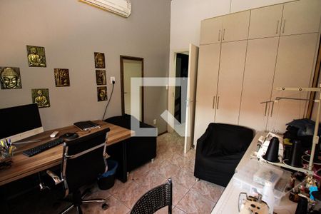 Casa à venda com 200m², 3 quartos e 3 vagas Casa à venda com 200m², 3 quartos e 3 vagasEscritório