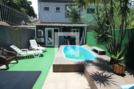 Casa à venda com 200m², 3 quartos e 3 vagas Casa à venda com 200m², 3 quartos e 3 vagasPiscina