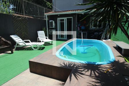 Casa à venda com 200m², 3 quartos e 3 vagas Casa à venda com 200m², 3 quartos e 3 vagasPiscina
