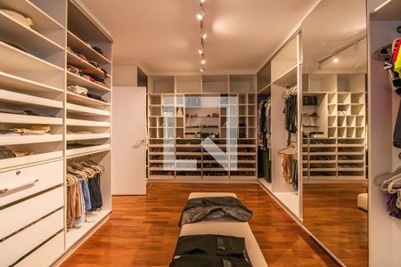 Casa de condomínio à venda com 732m², 4 quartos e 3 vagasCloset 1 da Suíte 4