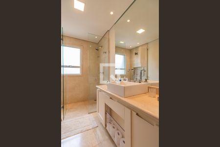 Casa de condomínio à venda com 732m², 4 quartos e 3 vagasBanheiro 1 da Suíte 4