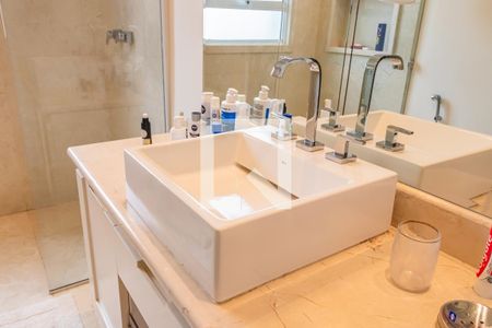 Casa de condomínio à venda com 732m², 4 quartos e 3 vagasBanheiro 1 da Suíte 4