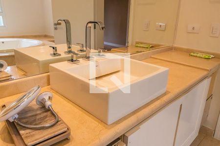 Casa de condomínio à venda com 732m², 4 quartos e 3 vagasBanheiro 2 da Suíte 4