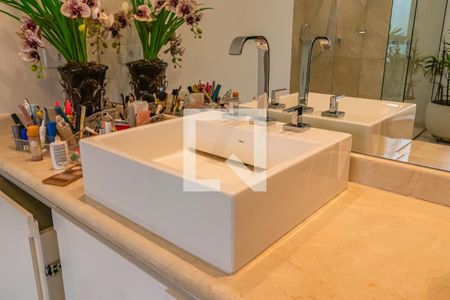 Casa de condomínio à venda com 732m², 4 quartos e 3 vagasBanheiro 2 da Suíte 4