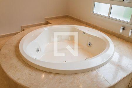 Casa de condomínio à venda com 732m², 4 quartos e 3 vagasBanheiro 2 da Suíte 4