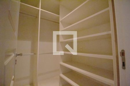 Apartamento à venda com 385m², 6 quartos e 6 vagasCloset da suíte 2