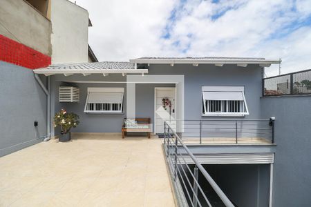 Casa à venda com 216m², 3 quartos e 10 vagas Casa à venda com 216m², 3 quartos e 10 vagasFachada