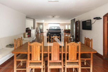 Casa à venda com 750m², 4 quartos e 6 vagas Casa à venda com 750m², 4 quartos e 6 vagasGaragem