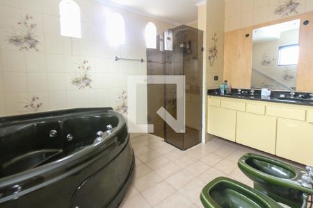 Casa à venda com 750m², 4 quartos e 6 vagas Casa à venda com 750m², 4 quartos e 6 vagasBanheiro da Suíte 03