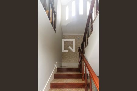 Casa à venda com 750m², 4 quartos e 6 vagas Casa à venda com 750m², 4 quartos e 6 vagasEscada