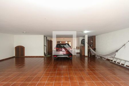 Casa à venda com 750m², 4 quartos e 6 vagas Casa à venda com 750m², 4 quartos e 6 vagasGaragem