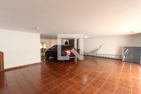 Casa à venda com 750m², 4 quartos e 6 vagas Casa à venda com 750m², 4 quartos e 6 vagasGaragem