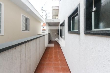 Casa à venda com 750m², 4 quartos e 6 vagas Casa à venda com 750m², 4 quartos e 6 vagasCorredor externo