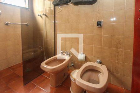 Casa à venda com 750m², 4 quartos e 6 vagas Casa à venda com 750m², 4 quartos e 6 vagasBanheiro da Suite