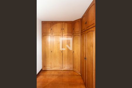 Casa à venda com 750m², 4 quartos e 6 vagas Casa à venda com 750m², 4 quartos e 6 vagasCloset