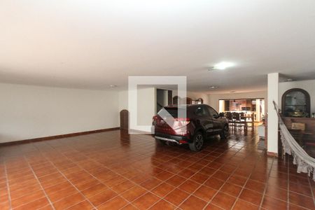 Casa à venda com 750m², 4 quartos e 6 vagas Casa à venda com 750m², 4 quartos e 6 vagasGaragem