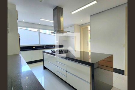 Casa de condomínio à venda com 550m², 4 quartos e 2 vagas