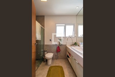 Casa de condomínio à venda com 300m², 4 quartos e 4 vagas Casa de condomínio à venda com 300m², 4 quartos e 4 vagasBanheiro da Suíte 3