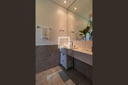 Casa de condomínio à venda com 300m², 4 quartos e 4 vagas Casa de condomínio à venda com 300m², 4 quartos e 4 vagasBanheiro da Suíte 2