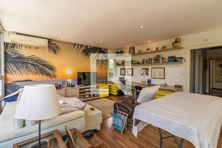 Casa de condomínio à venda com 300m², 4 quartos e 4 vagas Casa de condomínio à venda com 300m², 4 quartos e 4 vagasSala íntima