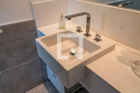 Casa de condomínio à venda com 300m², 4 quartos e 4 vagas Casa de condomínio à venda com 300m², 4 quartos e 4 vagasBanheiro da Suíte 2