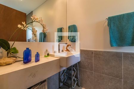 Casa de condomínio à venda com 300m², 4 quartos e 4 vagas Casa de condomínio à venda com 300m², 4 quartos e 4 vagasBanheiro da Suíte 1