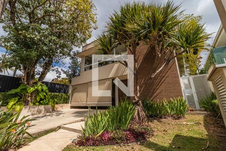 Casa de condomínio à venda com 300m², 4 quartos e 4 vagas Casa de condomínio à venda com 300m², 4 quartos e 4 vagasFachada