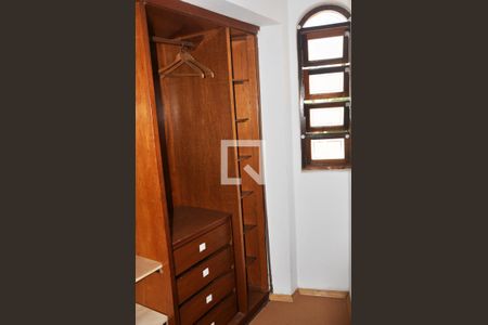 Casa para alugar com 220m², 3 quartos e 3 vagas Casa para alugar com 220m², 3 quartos e 3 vagasQuarto 01/lLaleira/Suite/Clouset