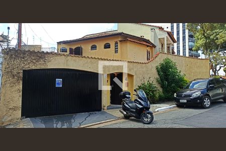 Casa para alugar com 220m², 3 quartos e 3 vagas Casa para alugar com 220m², 3 quartos e 3 vagasFachada