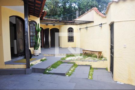 Casa para alugar com 220m², 3 quartos e 3 vagas Casa para alugar com 220m², 3 quartos e 3 vagasGaragem/Quintal