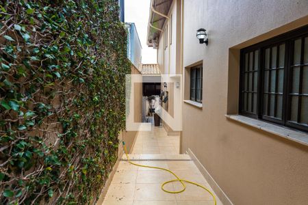 Casa à venda com 611m², 5 quartos e 4 vagas Casa à venda com 611m², 5 quartos e 4 vagasCorredor