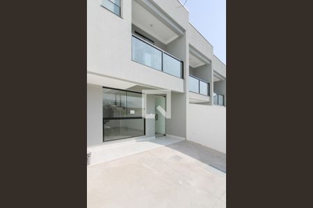 Casa à venda com 68m², 2 quartos e 1 vaga Casa à venda com 68m², 2 quartos e 1 vagaFachada