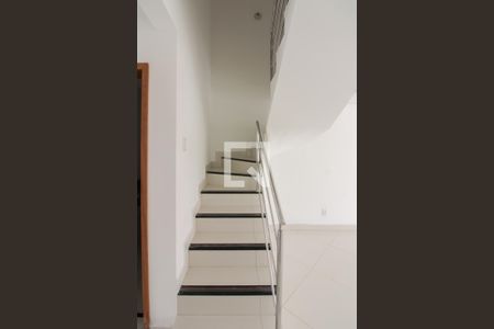 Casa à venda com 68m², 2 quartos e 1 vaga Casa à venda com 68m², 2 quartos e 1 vagaEscada