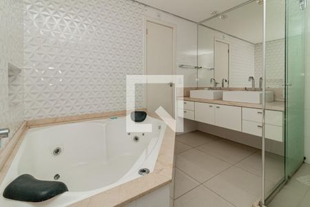 Casa à venda com 400m², 4 quartos e 4 vagas Casa à venda com 400m², 4 quartos e 4 vagasBanheiro da Suíte