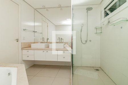 Casa à venda com 400m², 4 quartos e 4 vagas Casa à venda com 400m², 4 quartos e 4 vagasBanheiro da Suíte