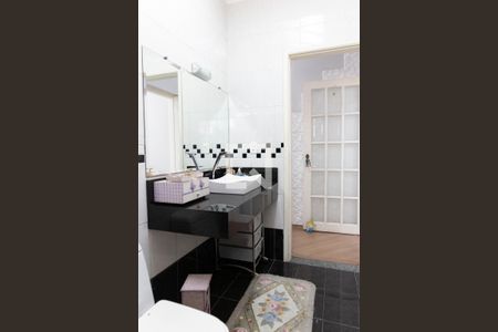 Casa à venda com 253m², 3 quartos e 7 vagas Casa à venda com 253m², 3 quartos e 7 vagasBanheiro Social