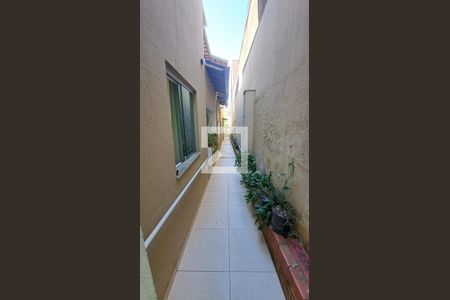 Casa de condomínio à venda com 160m², 2 quartos e 2 vagasCorredor de acesso à casa germinada