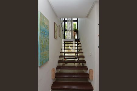 Casa de condomínio à venda com 300m², 5 quartos e 1 vaga Casa de condomínio à venda com 300m², 5 quartos e 1 vagaEscada