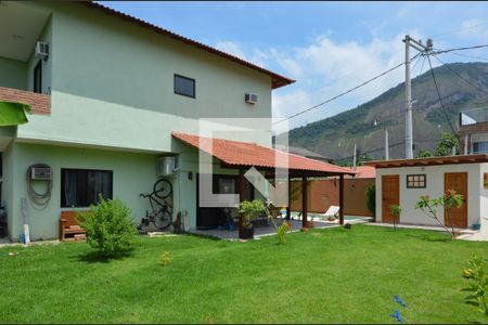 Casa de condomínio à venda com 300m², 5 quartos e 1 vaga Casa de condomínio à venda com 300m², 5 quartos e 1 vagaQuintal