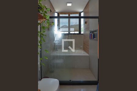 Casa de condomínio à venda com 300m², 5 quartos e 1 vaga Casa de condomínio à venda com 300m², 5 quartos e 1 vagaBanheiro da Suíte 1