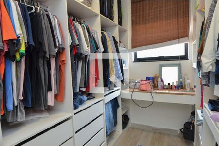 Casa de condomínio à venda com 300m², 5 quartos e 1 vaga Casa de condomínio à venda com 300m², 5 quartos e 1 vagaCloset da suíte 1