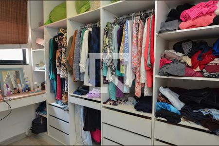 Casa de condomínio à venda com 300m², 5 quartos e 1 vaga Casa de condomínio à venda com 300m², 5 quartos e 1 vagaCloset da suíte 1