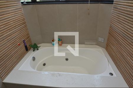 Casa de condomínio à venda com 300m², 5 quartos e 1 vaga Casa de condomínio à venda com 300m², 5 quartos e 1 vagaBanheiro da Suíte 1